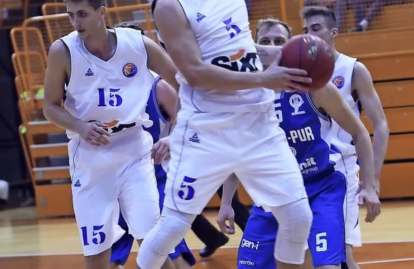 Enej Miklavčič (z žogo) je vodil Portorožane do druge zmage v 
letošnjem prvenstvu.