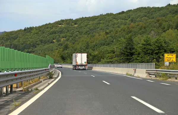 Med viaduktoma Podgrič in Barnica bodo s pilotno steno sanirali 
plazovito območje.
