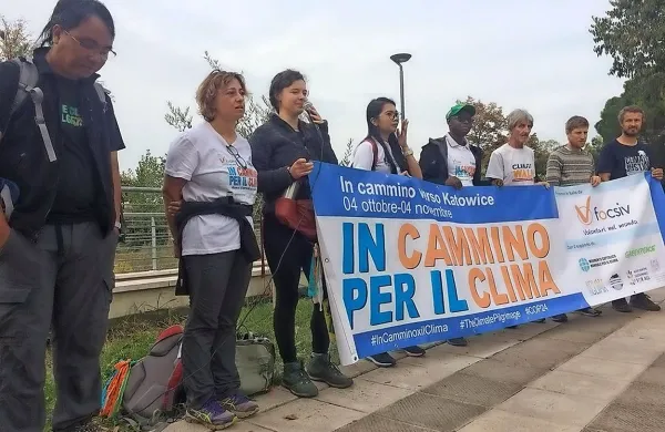 Greenpeaceovci iz Francije, Filipinov, Irske, Nemčije, Južne Amerike romajo čez Slovenijo, včeraj so jih gostili v divaški šoli.  