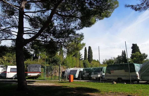 Lani je bilo igrišče še zasedeno s prikolicami, odslej bo spet 
namenjeno rekreaciji.
