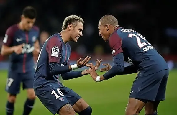 Bosta Neymar (levo) in Kylian Mbappe imela tudi po nocojšnji 
tekmi razlog za zadovoljstvo?