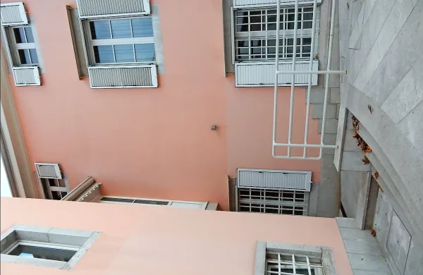 V staro občinsko stavbo v Sežani se lahko občani na vozičku 
pripeljejo po klančini, ki vodi do  stranskega vhoda (za belo 
ograjo).