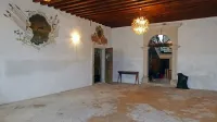 Za  avlo Besenghijeve palače, polno  madežev na stenah  in po tleh, 
se zdi, da je po obnovi  v slabši kondiciji, kot je bila pred njo.   