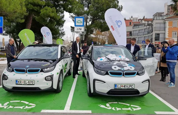 Na Ukmarjevem trgu so pod okriljem projekta Edison uredili dve 
polnilni mesti za električna vozila. 