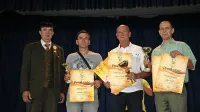 Vodja projekta mednarodnega ocenjevanja medu v Vipavi Aleš 
Rodman s prvaki vrst.
