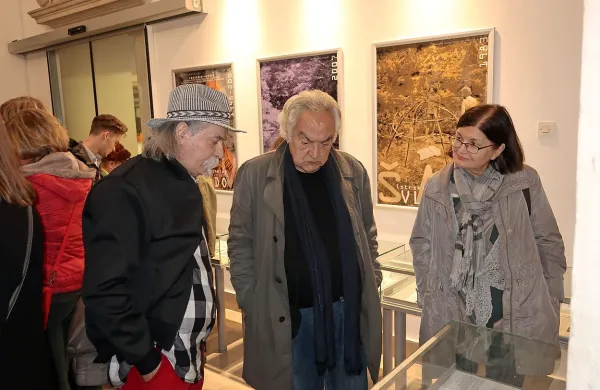 Kako si je zamislil razstavo, je oblikovalec Dušan Jovanović (levo) 
pojasnil tudi profesorici Vidi Medved Udovič in njenemu možu, 
pesniku, filozofu  in  kustosu  Andreju Medvedu.   