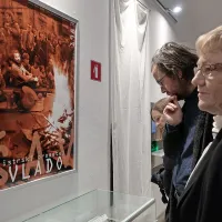 Razstavo, ki prikazuje Šavovo pot na slikovitih plakatih,  sta si z 
zanimanjem ogledala tudi biologinja dr. Alenka Malej in njen sin, 
prevajalec in pesnik Gašper Malej. 
