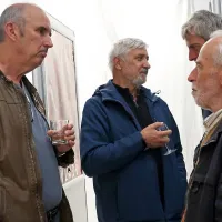 Profesor filozofije in filmski režiser Boris Palčič (levo) ter pisatelj 
Marjan Tomšič  sta najbrž poklepetala tudi o tem, da so družbenokritične misli Vlada Šava danes še kako aktualne. Pri postavitvi 
razstave je sodeloval tudi Rado Lipovec (v sredini).   