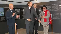 Razstavo je odprl predsednik Borut Pahor v družbi (z leve) Janka 
Boštjančiča, Roberta Smrdelja in Evgena Bavčarja. 
