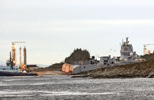  V fjordu na zahodu Norveške sta  trčila norveška vojaška fregata in 
malteški tanker. Vojska si prizadeva, da se fregata ne bi potopila. 