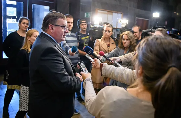 Minister za zdravje Samo Fakin daje izjavo novinarjem.