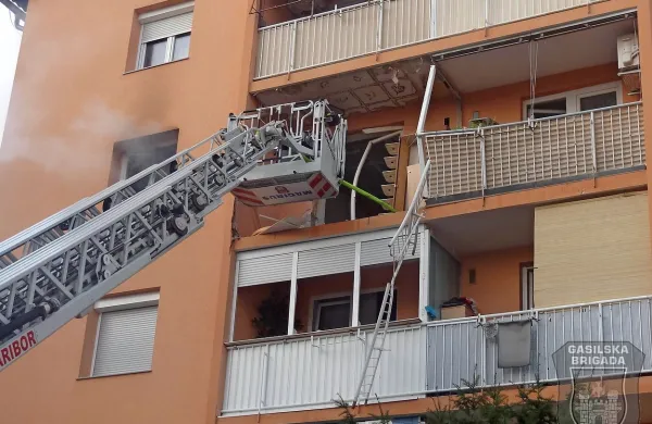 V močni eksploziji v enem od stanovanj bloka v Mariboru, je bilo 
po podatkih gasilcev popolnoma uničenih šest stanovanj, ki so 
tako neprimerna za bivanje.