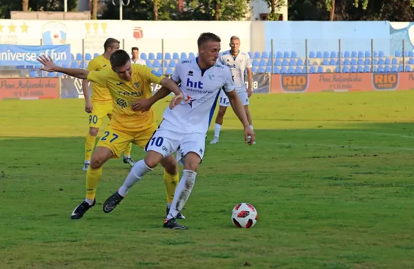 Andrej Kotnik (z žogo) je v drugem polčasu nekajkrat ogrozil 
domžalska vrata.