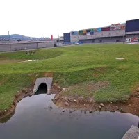 Na današnji javni dražbi  je parcelo blizu nakupovalnega centra 
Planet Koper kupilo gradbeno podjetje KPL iz Ljubljane, očitno v 
navezi s Pravoslavno cerkvijo, ki bi na tej lokaciji želela zgraditi 
verski objekt.