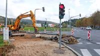 Promet na glavni državni cesti, ki jo je lani izven poletne sezone     prevozilo po  8959 vozil dnevno,  bo oviran najmanj do 20.  decembra. 