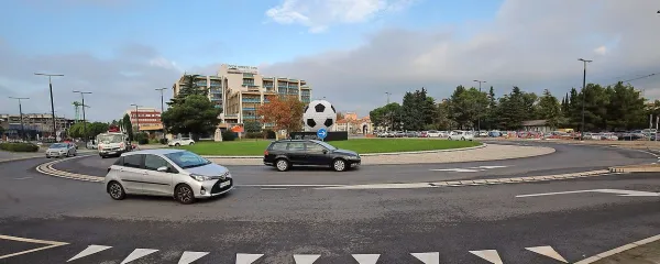 Krožišče pri koprskem stadionu ima nogometno  žogo. 