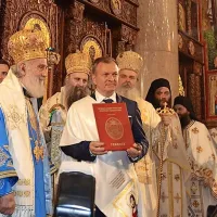 Velik podpornik pravoslavne cerkve, Mladen Milanović (v sredini) 
ob posvetitvi cerkve, ki jo je dal zgraditi  v svojem rojstnem kraju, 
Mrkonjić Gradu.  