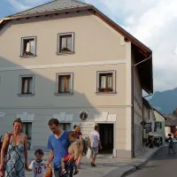 Stergulčevo hišo v središču Bovca je občina odkupila, po potresu pa so jo obnovili. 