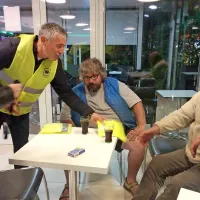 Predstavnika novogoriškega sveta za preventivo in vzgojo v 
cestnem prometu ter mladinskega centra sta nagradila trezna 
obiskovalca lokala na Ajševici.

