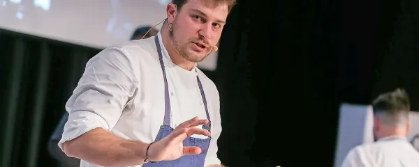 Matteo Mettulio, mladi kuharski mojster iz Trsta, ki ima v restavraciji La Siriola 
v Dolomitih dve michelinki, kot sodelavec in svetovalec pa za prvo tržaško resno 
kandidira z restavracijo Harry's na Trgu italijanske enotnosti.
