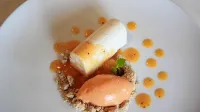 Kostanjev mousse in kakijev sorbet na kostanjevem drobljencu
