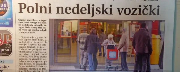 Številne trgovine so ob nedeljah spet odprle svoja vrata.