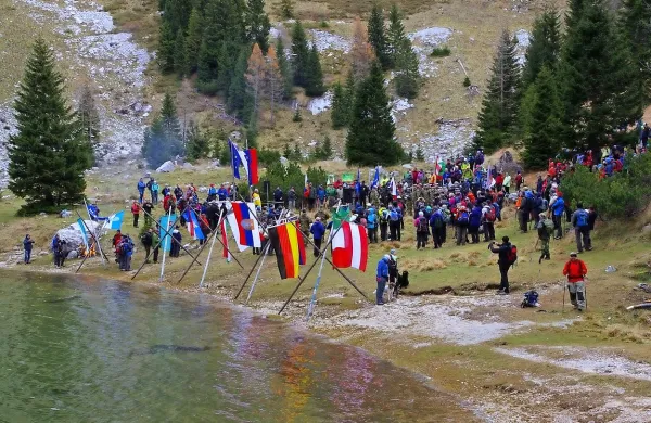 Na pohodu spomina in ob jezeru se je zbralo približno 500 ljudi. 