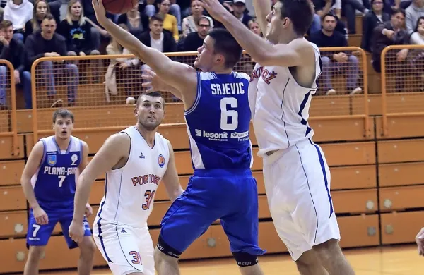 Grega Sajevic (št. 6) je bistriške košarkarje s 23 točkami popeljal 
do zmage v Luciji.