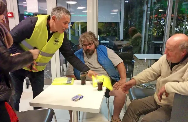 Predstavnika novogoriškega sveta za preventivo in vzgojo v 
cestnem prometu ter mladinskega centra sta v petkovi preventivni 
akciji nagradila trezne obiskovalce lokalov.