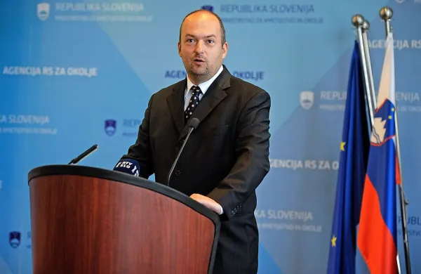 Generalni direktor Agencije RS za okolje (Arso) Joško Knez je 
danes odstopil s položaja.