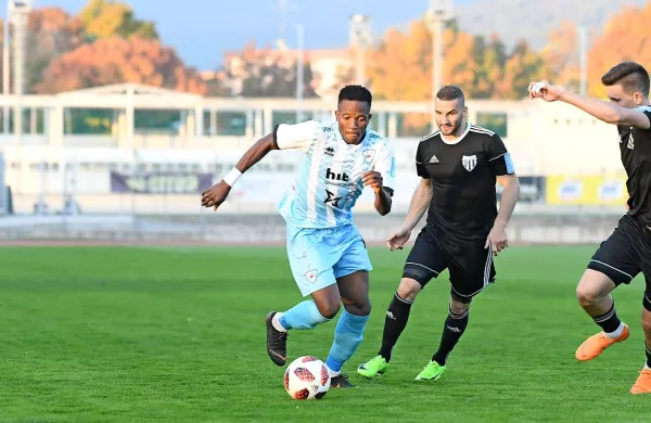 Osuji Amarachi (z žogo) je v drugem polčasu ogrozil vrata Mure.