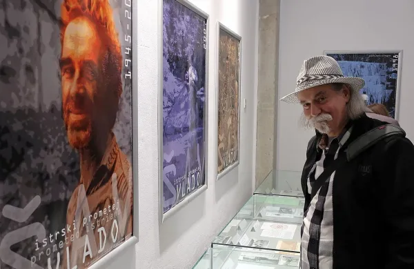 Dušan Jovanović je avtorsko zasnoval razstavo, ki obiskovalca 
popelje skozi različne svetove Vlada Šava.  