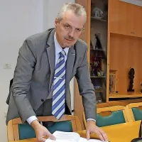 Pivški župan Robert Smrdelj je včeraj novinarjem pokazal vso 
dokumentacijo v zvezi z njegovim projektom tržne gradnje 
dvojčka na Krku.