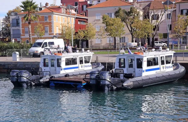 Pomorski policisti z gumenjakoma P-08 in P-16 na morju delajo 
dobri dve leti. 