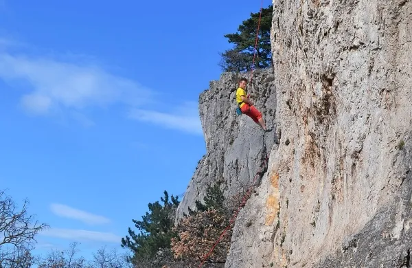 V steni nad Črnim Kalom se je v nedeljo poškodovala plezalka. 
Fotografija je simbolična.