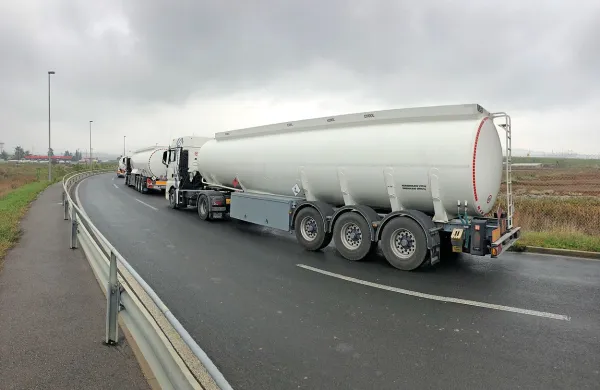 Na srminskih prometnicah kje že zjutraj nastal zastoj tovornjakov 
s cisternami, namenjenih po gorivo v Petrolovo skladišče (v 
ozadju).