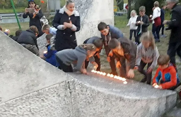 Tradicionalni prižig svečk ob spomeniku