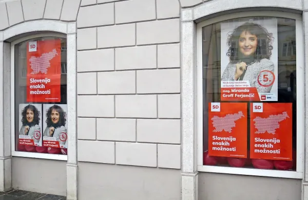 Dvojna strankarska podpora “neodvisnosti” ne bi motila, če ne bi 
zaradi nje dokončno razpadel lokalni odbor SMC Idrija in kandidatko obremenil z zoprnimi družinskimi zgodbami. 