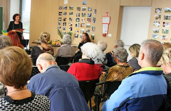 Na literarnem maratonu Rdeča jabolka so uživali ob umetnosti in razdelili nagrade. 