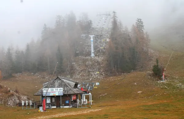 Na Krvavcu na sneg že pripravljajo vstopne iz izstopne postaje.