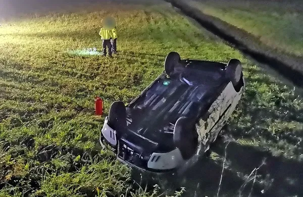 Med prevračanjem avtomobila je voznika, ki med vožnjo ni bil 
pripet z varnostnim pasom, vrglo iz vozila. Nezavesten je obležal 
na travniku.