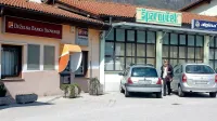 V noči na soboto so neznanci vlomili skozi pritlično okno v bančno 
poslovalnico DBS v Tolminu in za sabo pustili razdejanje.