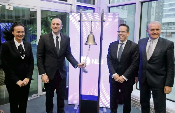  Uvrstitev delnic NLB v trgovanje na  borzo so pospremili (z leve) 
predsednica uprave SDH Lidia Glavina, predsednik uprave NLB 
Blaž Brodnjak, predsednik uprave ljubljanske borze Aleš Ipavec in 
državni sekretar na finančnem ministrstvu Metod Dragonja.