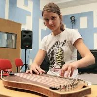 Lara Filipič je med redkimi, ki na citre igrajo klasično glasbo.  