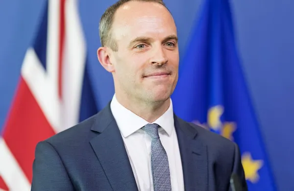 Britanski minister za brexit Dominic Raab je danes odstopil, ker 
mu, kot je sporočil, vest ne dopušča, da bi podpiral osnutek 
dogovora o brexitu z EU. 