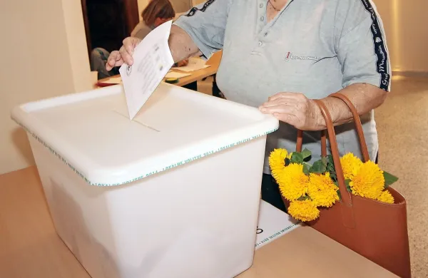 V mestnih občinah predčasno glasovalo več ljudi kot pred &scaron;tirimi leti