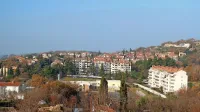 Razgled s pokopališča, zaradi katerega podporniki koprskega 
župana menijo, da bi veljalo pokopališče umestiti drugam, razgled 
pa nameniti petičnim turistom.