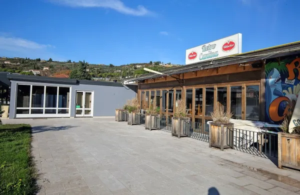 

Razpisi Okolja Piran za oddajo dela osrednje portoroške plaže 
gostinskim lokalom so do konca volitev preklicani.

