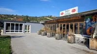 

Razpisi Okolja Piran za oddajo dela osrednje portoroške plaže 
gostinskim lokalom so do konca volitev preklicani.

