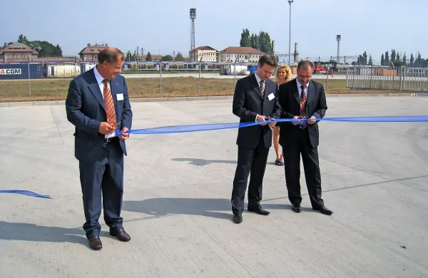 Večinski lastnik TTI Dieter Kaas,  predsednik uprave Luke Gregor 
Veselko in direktor  Madžarskih železnic Imer Kovacs so  v romunskem Aradu v letu 2009 odprli  zaledni kontejnerski terminal, 
pričakovanih poslov pa ni bilo.  